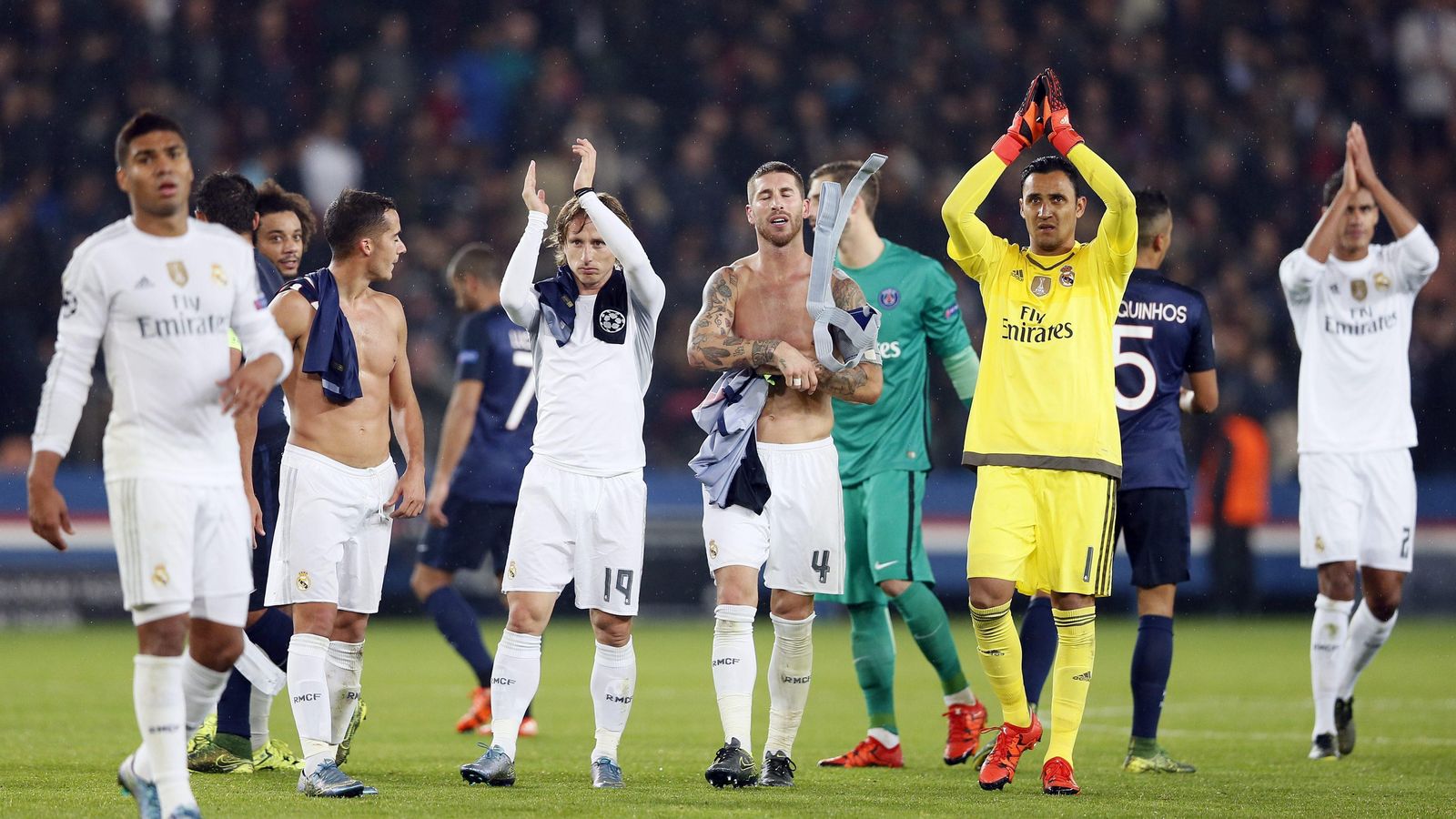 Foto: Los jugadores del Real Madrid saludan al término del partido de París (EFE)