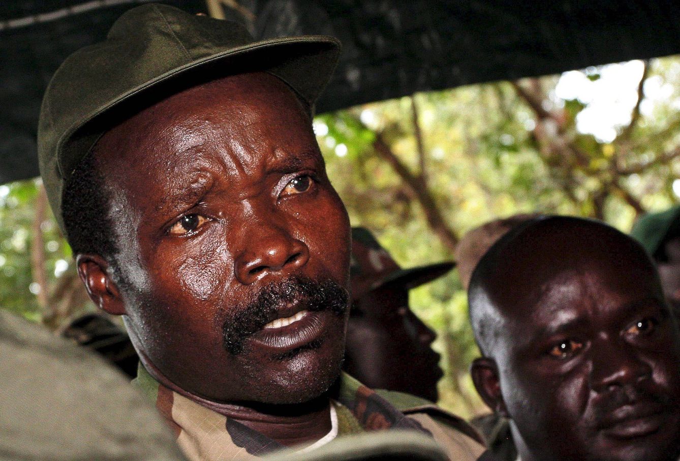 Joseph Kony, líder del Ejército de Resistencia del Señor (LRA), en su escondite en la jungla en Ri-Kwamba, sur de Sudán, en 2010. (EFE)