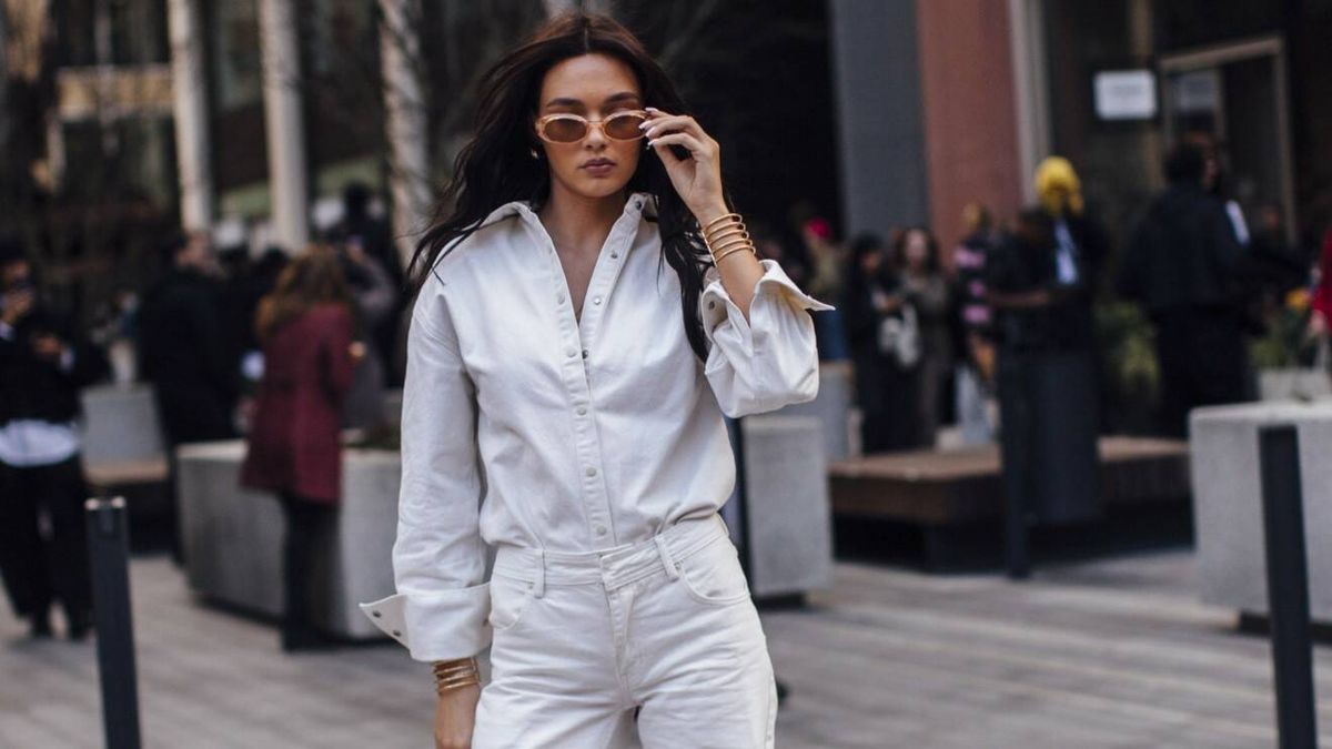 El street style de Londres encumbra al pantalón blanco como favorito para la primavera