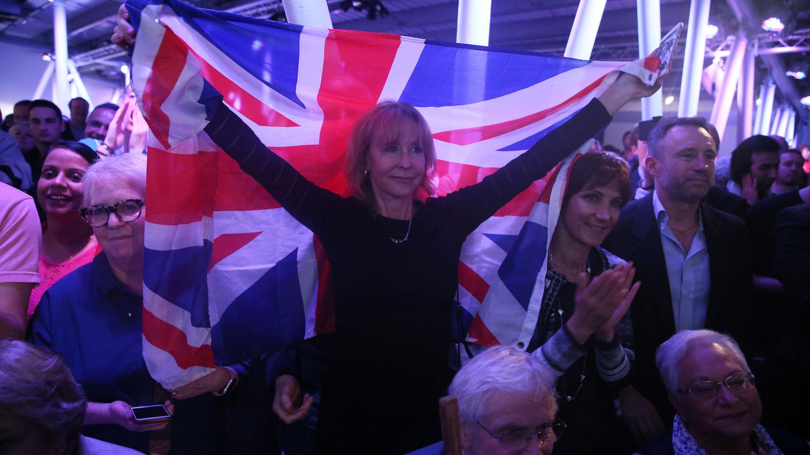 Foto: Una activista pro-Brexit sostiene una bandera de Reino Unido en un acto a favor de abandonar la Unión Europea. (Reuters)
