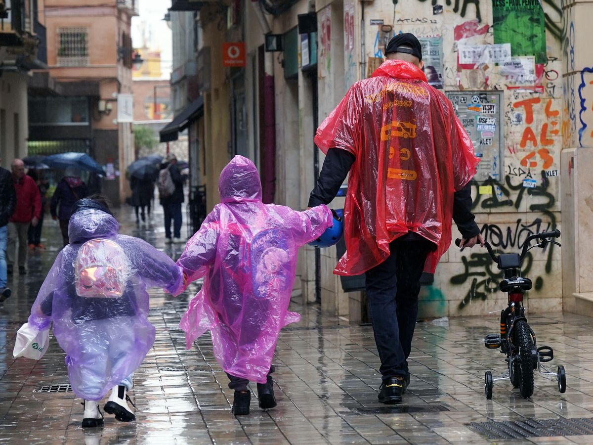 Foto: La borrasca Karlotta a su paso por Málaga. (Álex Zea / Europa Press)