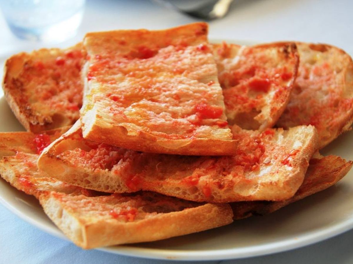 Foto: Pan con tomate, tradicional de la cocina catalana. (Javier Lastras, Wikipedia)
