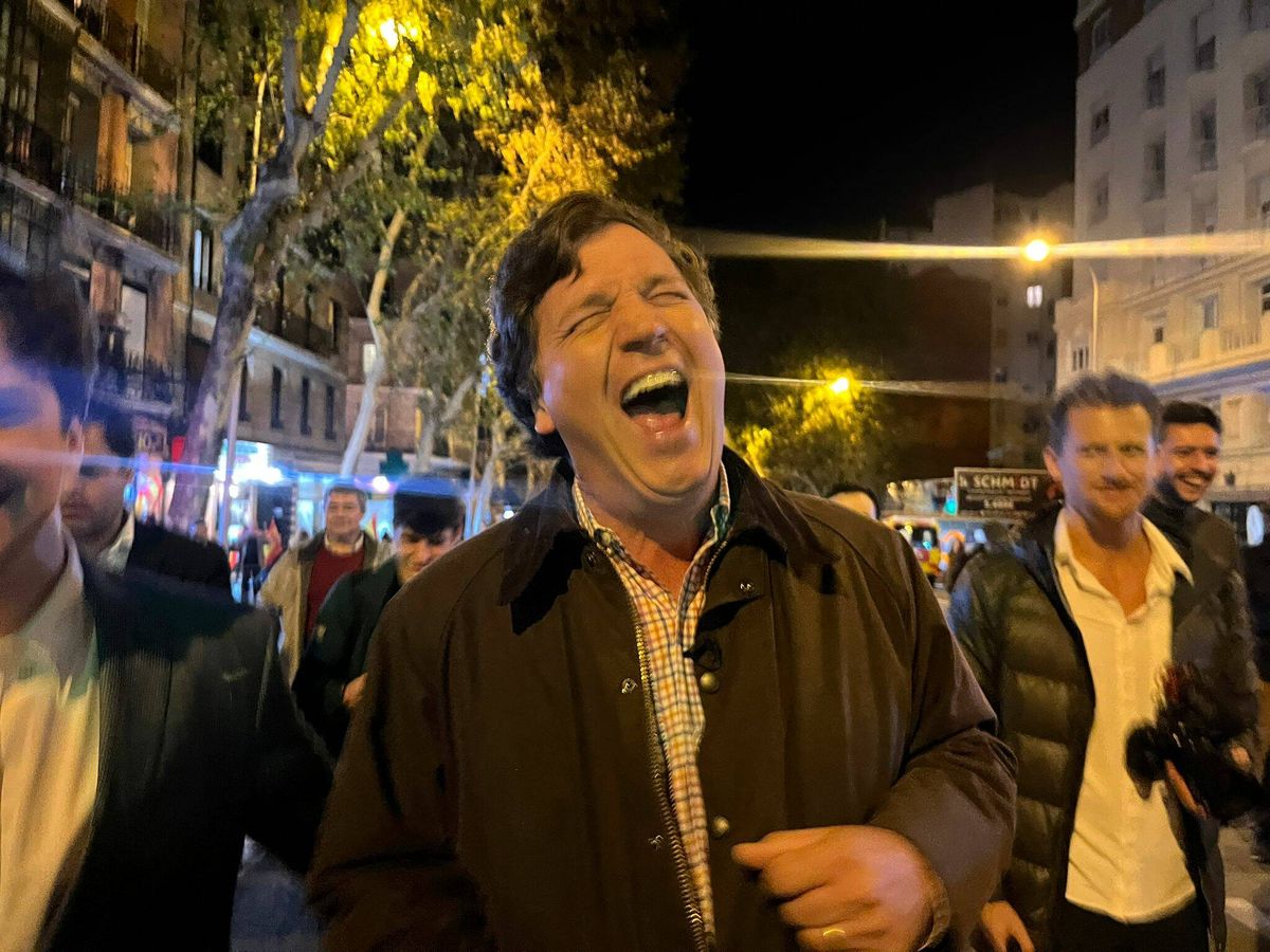 Foto: Tucker Carlson en Madrid, muy feliz. (A. Farnós)