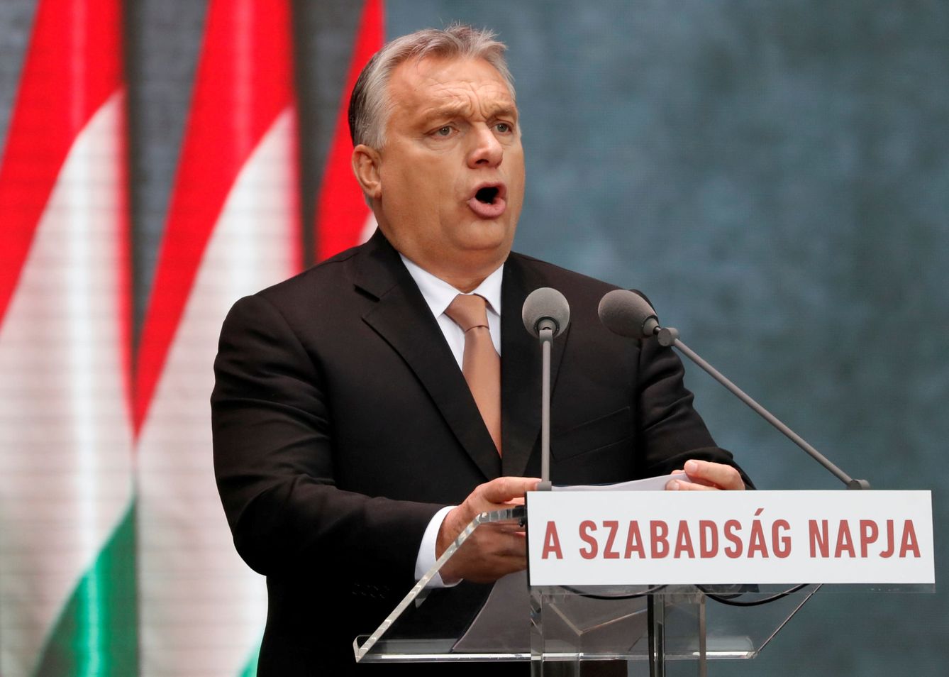 Víktor Orbán da un discurso durante el 62º aniversario del levantamiento húngaro de 1956, en Budapest, el 23 de octubre de 2018. (Reuters)