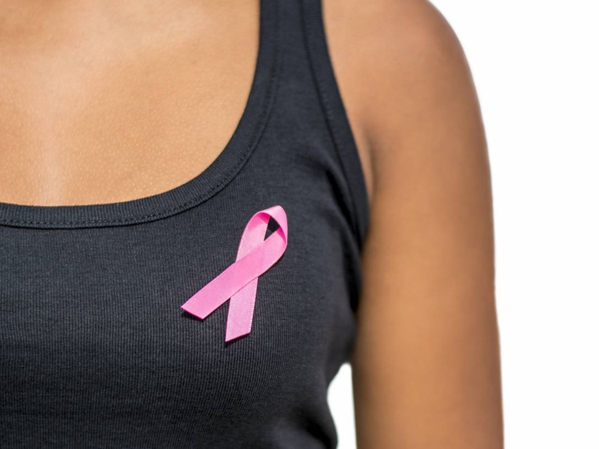 Foto: El lazo rosa es el símbolo de la lucha contra el cáncer de mama. (iStock)