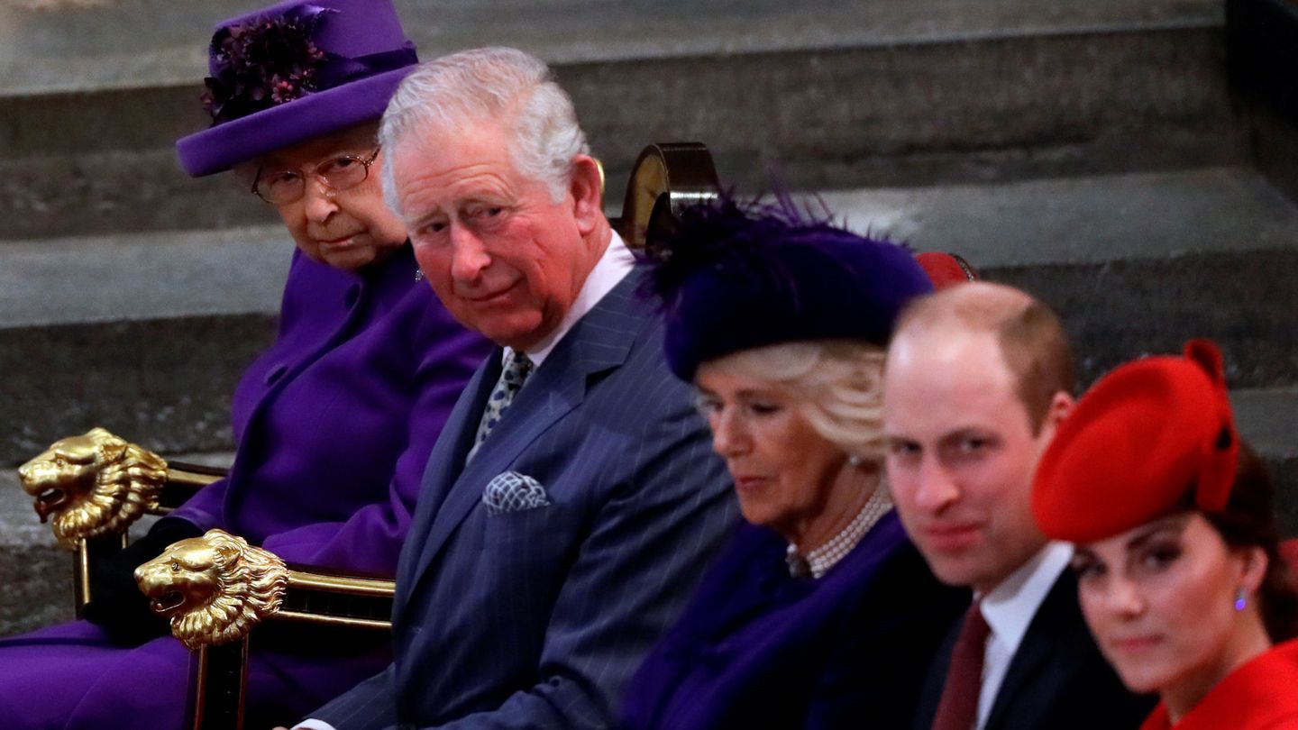 La reina, acompañada del príncipe Carlos, Camilla, Guillermo y Kate Middleton. (Reuters)