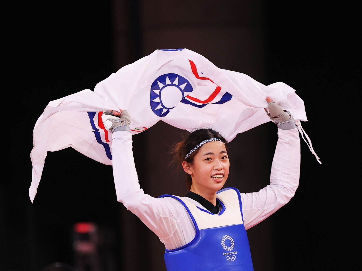 La taekwondista taiwanesa Lo Chia-Ling celebra su victoria con la bandera olímpica de su territorio. (Reuters)