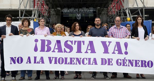 Foto: Minuto de silencio en el Ayuntamiento de Madrid ante un nuevo caso de violencia de género. (Efe)