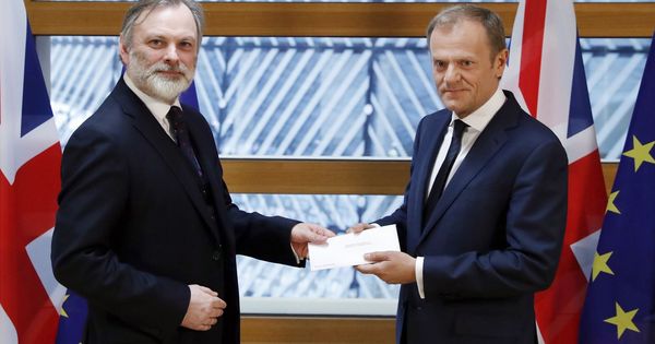 Foto: El embajador británico ante la Unión Europea, Tim Barrow, entrega la carta que invoca el artículo 50 del Tratado de Lisboa al presidente del Consejo Europeo, Donald Tusk. (Efe)