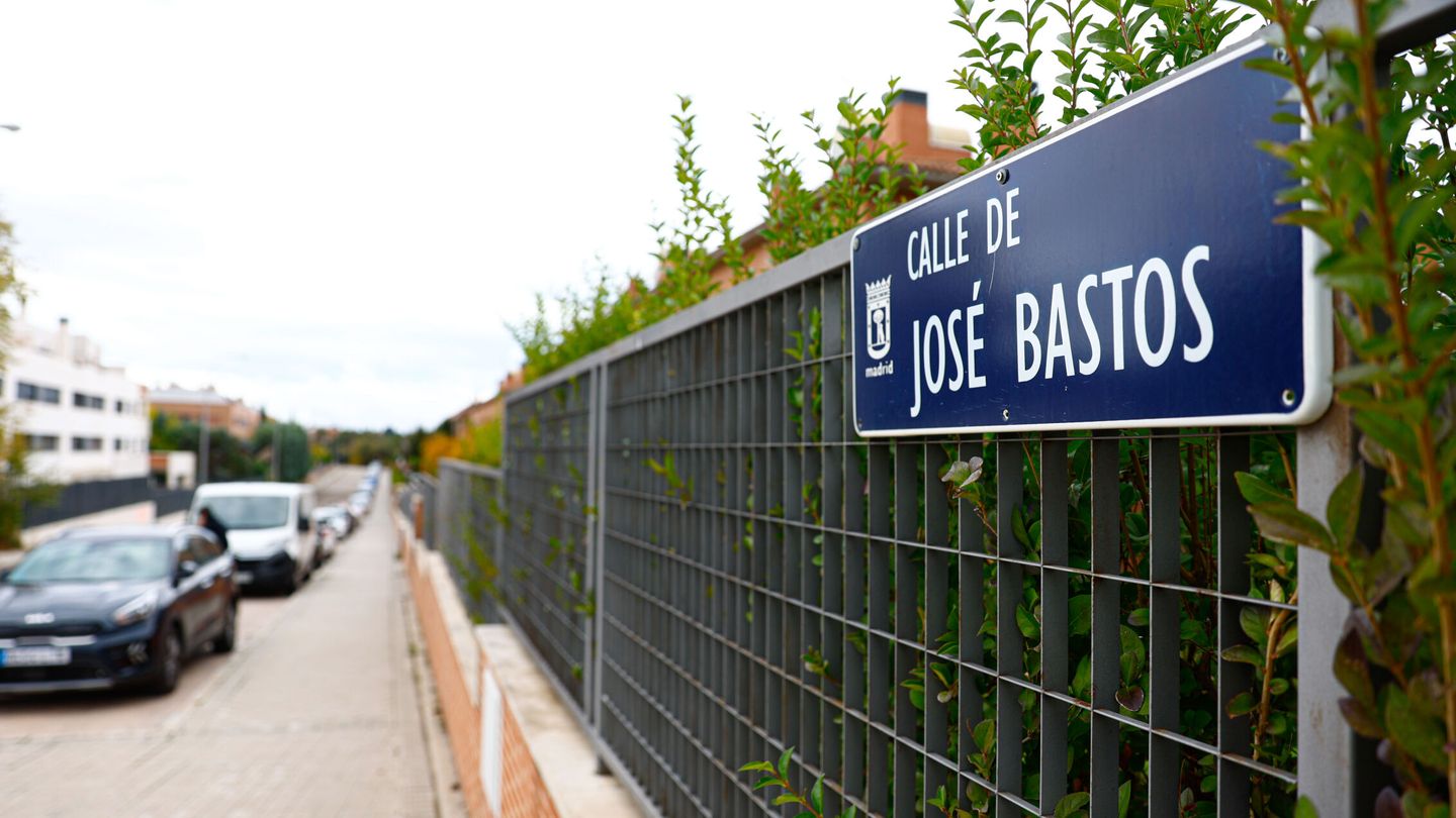Detalle de la placa de la calle José Bastos. (EFE/Rodrigo Jiménez)