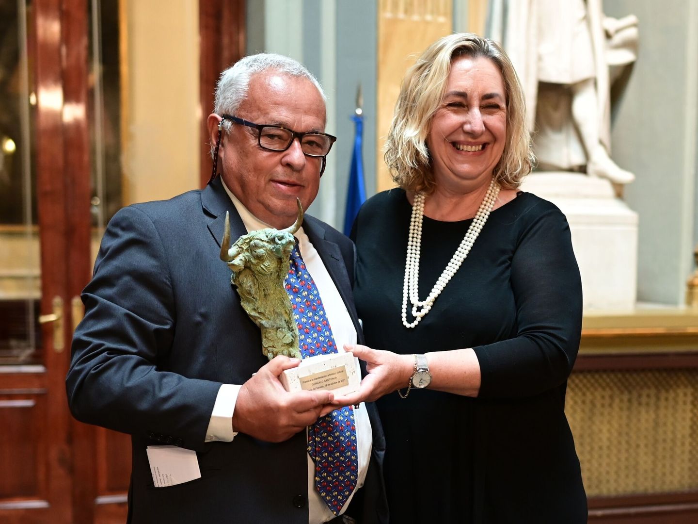 Gonzalo Santoja, recibiendo un premio de la Asociación Taurina Parlamentaria un año antes de ser consejero de Cultura, Turismo y Deporte. (EFE/Víctor Lerena)