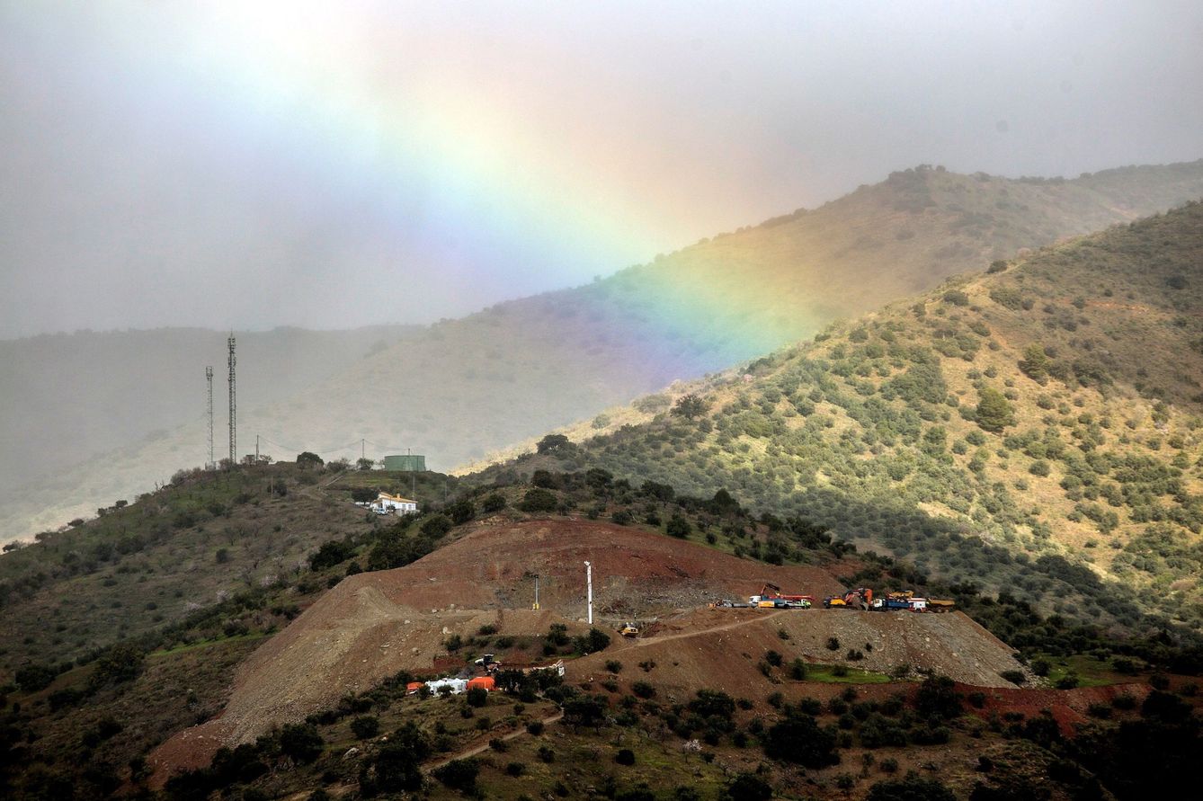 Un arcoíris aparece sobre el Cerro de la Corona en Totalán. (EFE)