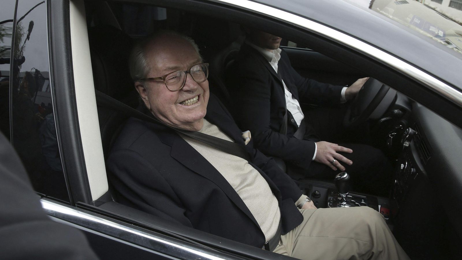 Foto: El fundador y presidente de honor del Frente Nacional, Jean-Marie Le Pen sonríe a los medios al abandonar la sede del partido (EFE)