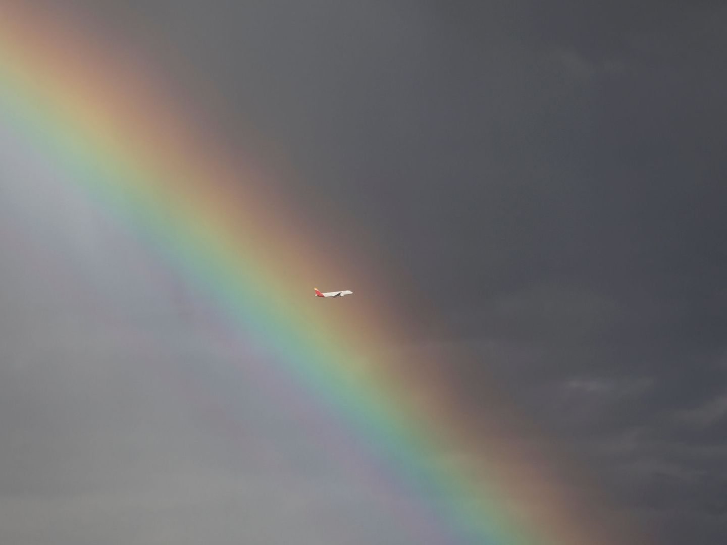 Avión de Iberia, atravesando un arcoíris. (Reuters)