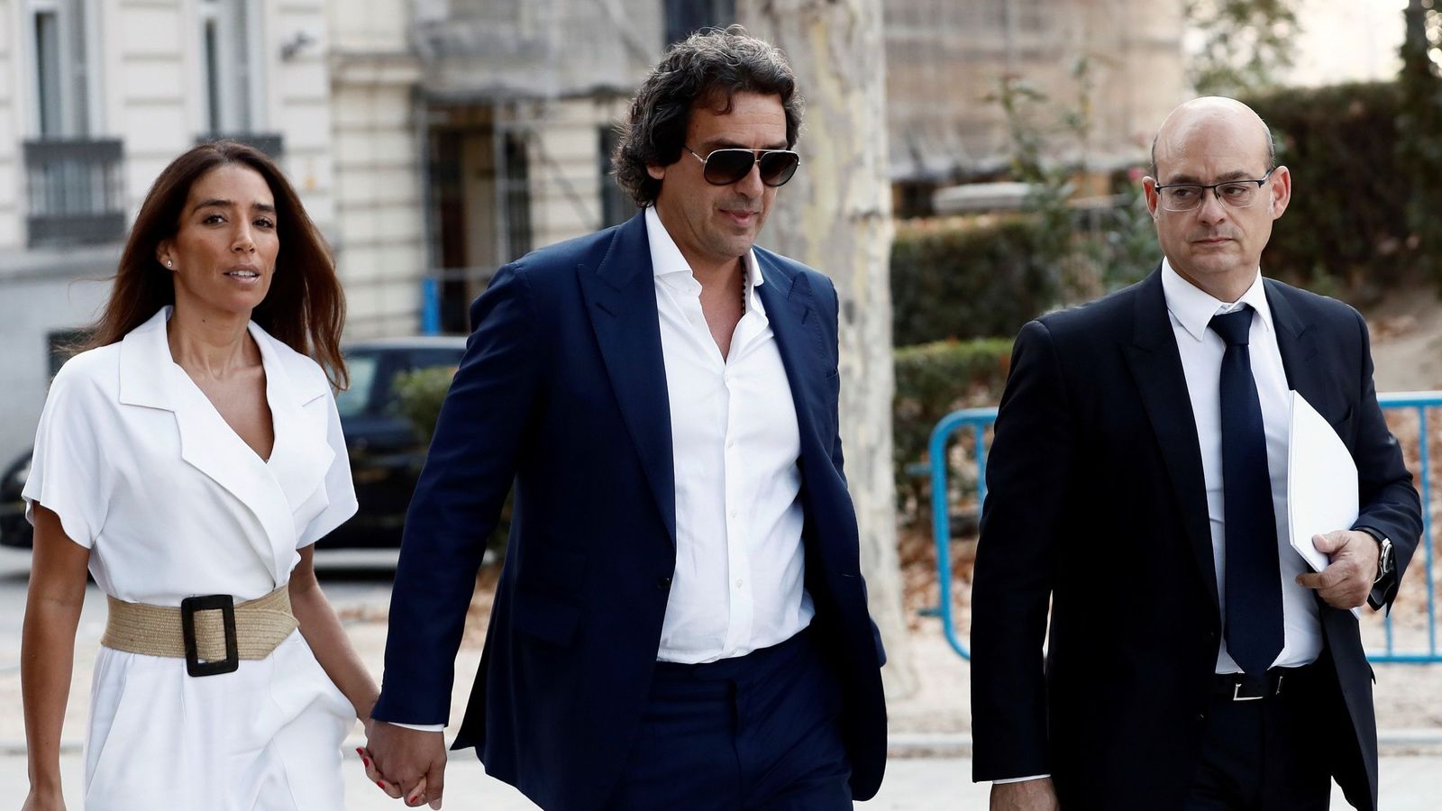 Juanma López y su pareja, Rocío del Carmen Sánchez, acompañados de su abogado antes de entrar en la Audiencia Nacional. (EFE)