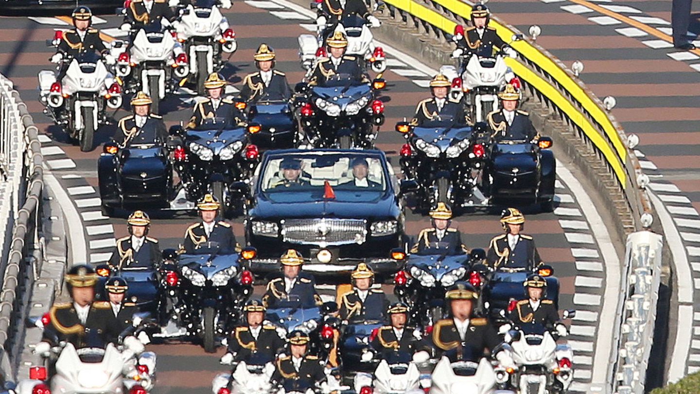 La limusina del emperador Naruhito y la emperatriz Masako, rodeada de un fuerte dispositivo de seguridad. (EFE)