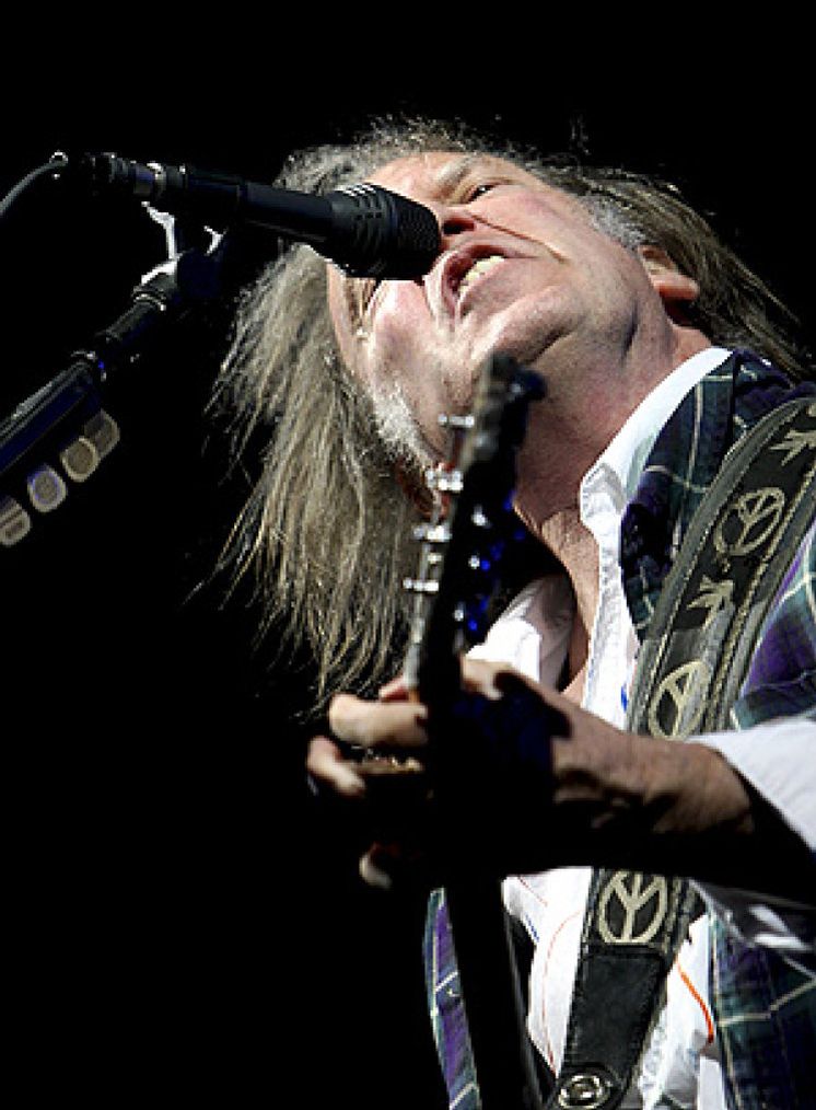 Foto: Neil Young dice que su forma de tocar la guitarra "da asco"