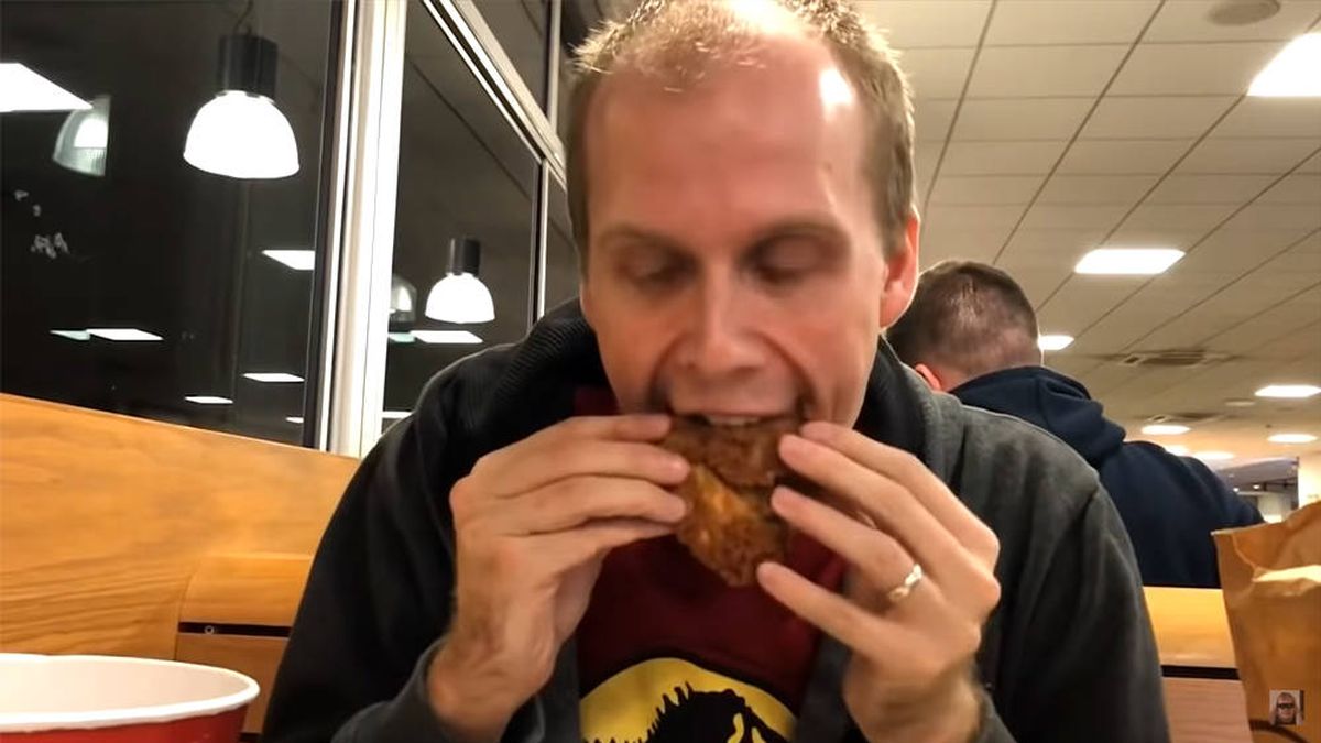 Un youtuber pasa una semana solo comiendo en KFC y consigue adelgazar 1 kilo