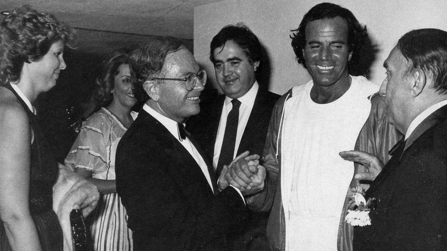Julio Iglesias con Alfredo Fraile, situado a la derecha.