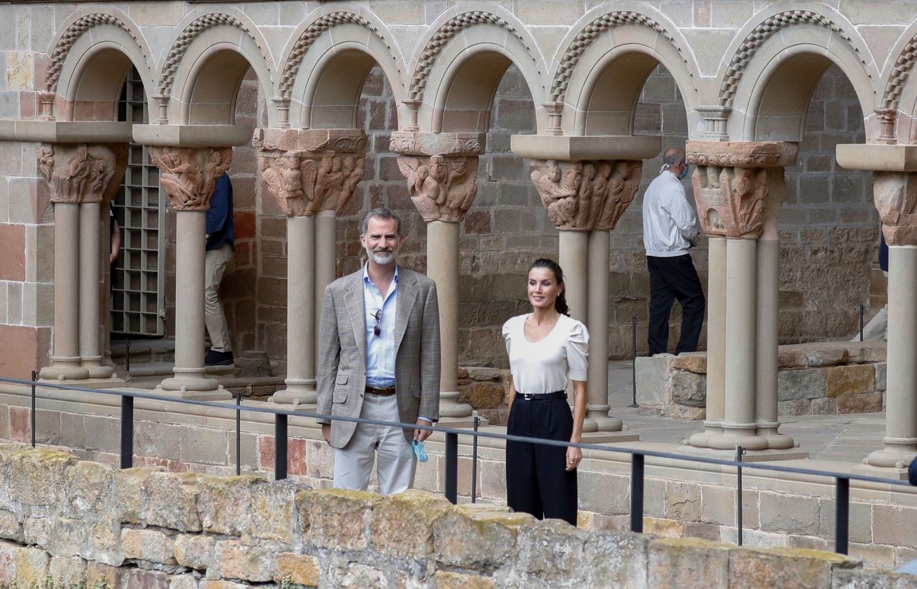 Felipe VI y doña Letizia, durante su visita al monasterio viejo de San Juan de la Peña en Jaca, Huesca, este 8 de julio. (EFE)