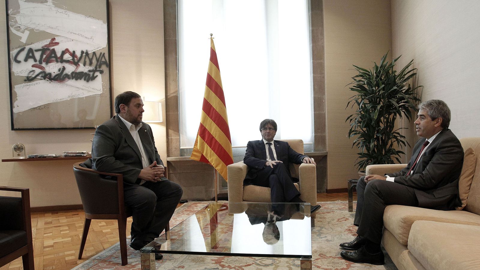 Foto: Puigdemont y Junqueras reciben a Homs para mostrarle su apoyo. (EFE)