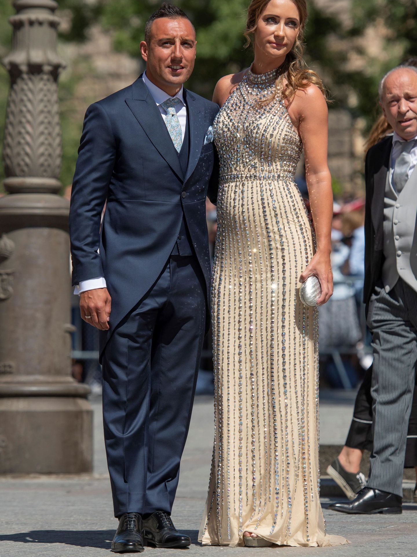 Santi Cazorla y su mujer en la boda de Sergio Ramos y Pilar Rubio. (EFE)