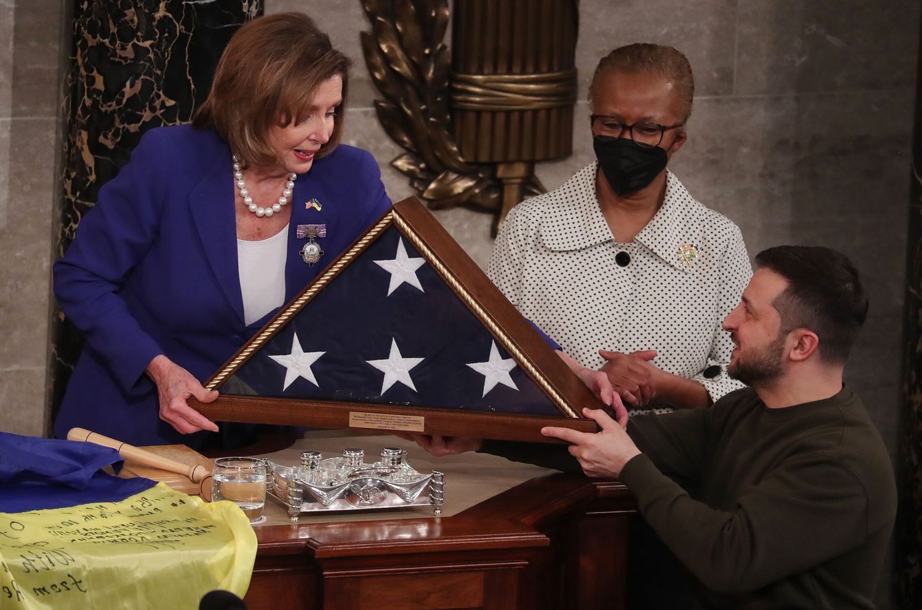 Zelenski recibe una bandera americana de manos de Nancy Pelosi. (EFE/Michael Reynolds)
