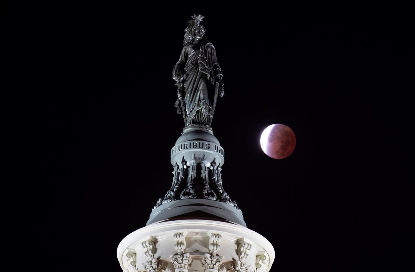 El eclipse lunar más largo del siglo, fotografiado junto al Capitolio de Washington, Estados Unidos (EFE/EPA/Michael Reynolds)