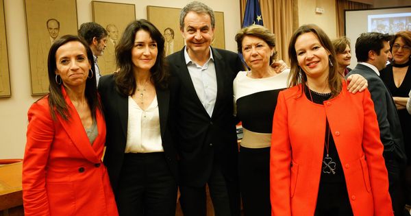 Foto: Zapatero, con sus exministras Beatriz Corredor, Ángeles González-Sinde, Magdalena Álvarez y Leire Pajín, el pasado 3 de abril en el Congreso. (Inma Mesa / PSOE)