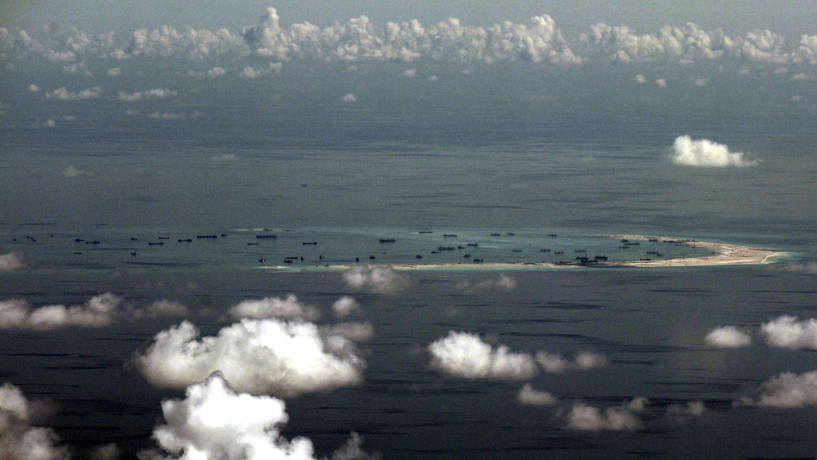 Foto: Fotografía de archivo de 2015 que muestra una vista aérea de una supuesta isla artificial construida por China en aguas disputadas en el Mar de China Meridional (Efe).