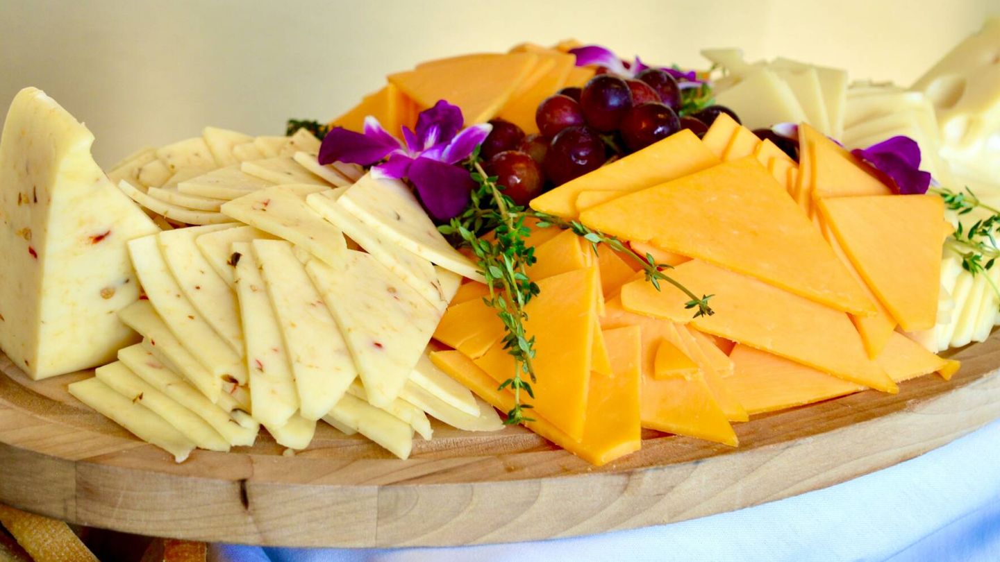 Los quesos es mejor cortarlos antes de congelarlos (Unsplash/Andra C. Taylor Jr.)