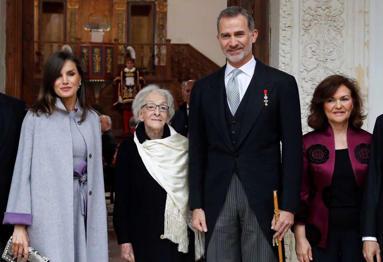 Los Reyes y Carmen Calvo posan con Ida Vitale a su llegada a la Universidad de Alcalá. (EFE)