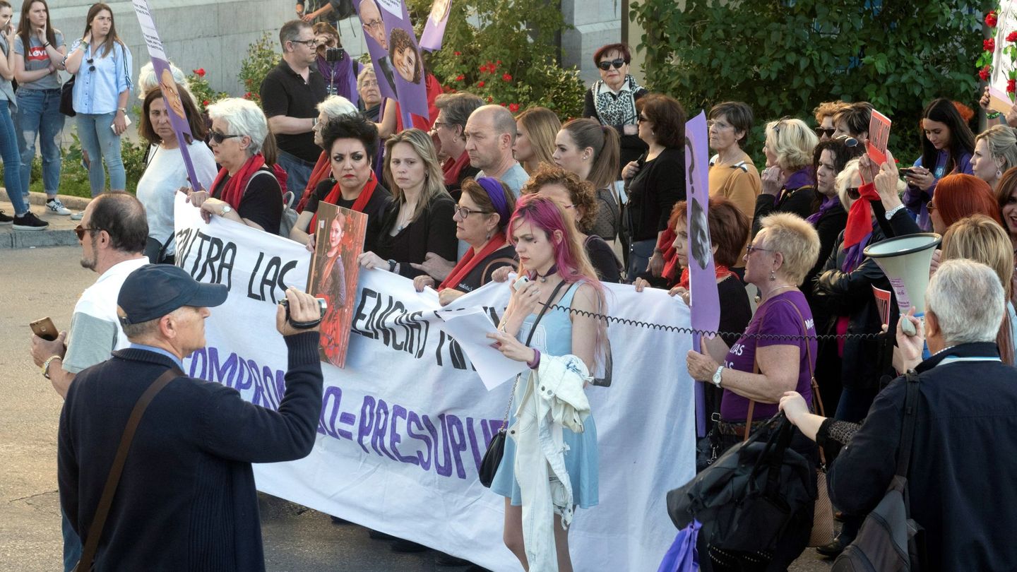 Los padres de María del Mar, en una protesta contra la violencia machista. (EFE)