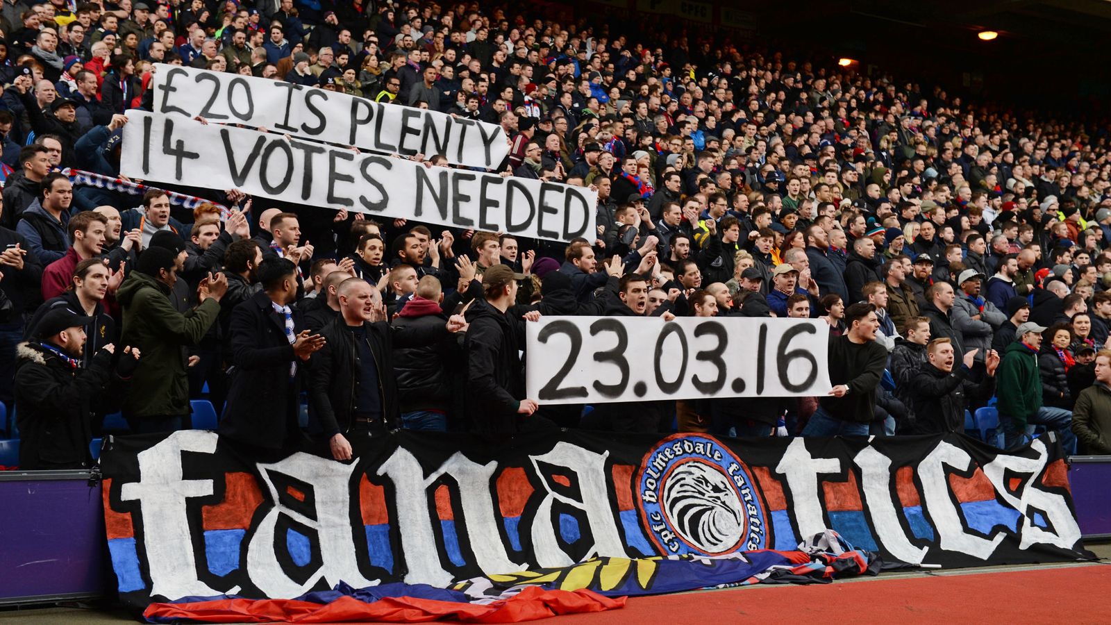 Foto: Aficionados del Crystal Palace protestan por las entradas (EFE)