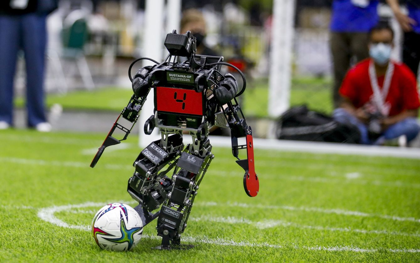 Un robot participa en un partido de fútbol en Tailandia (EFE)