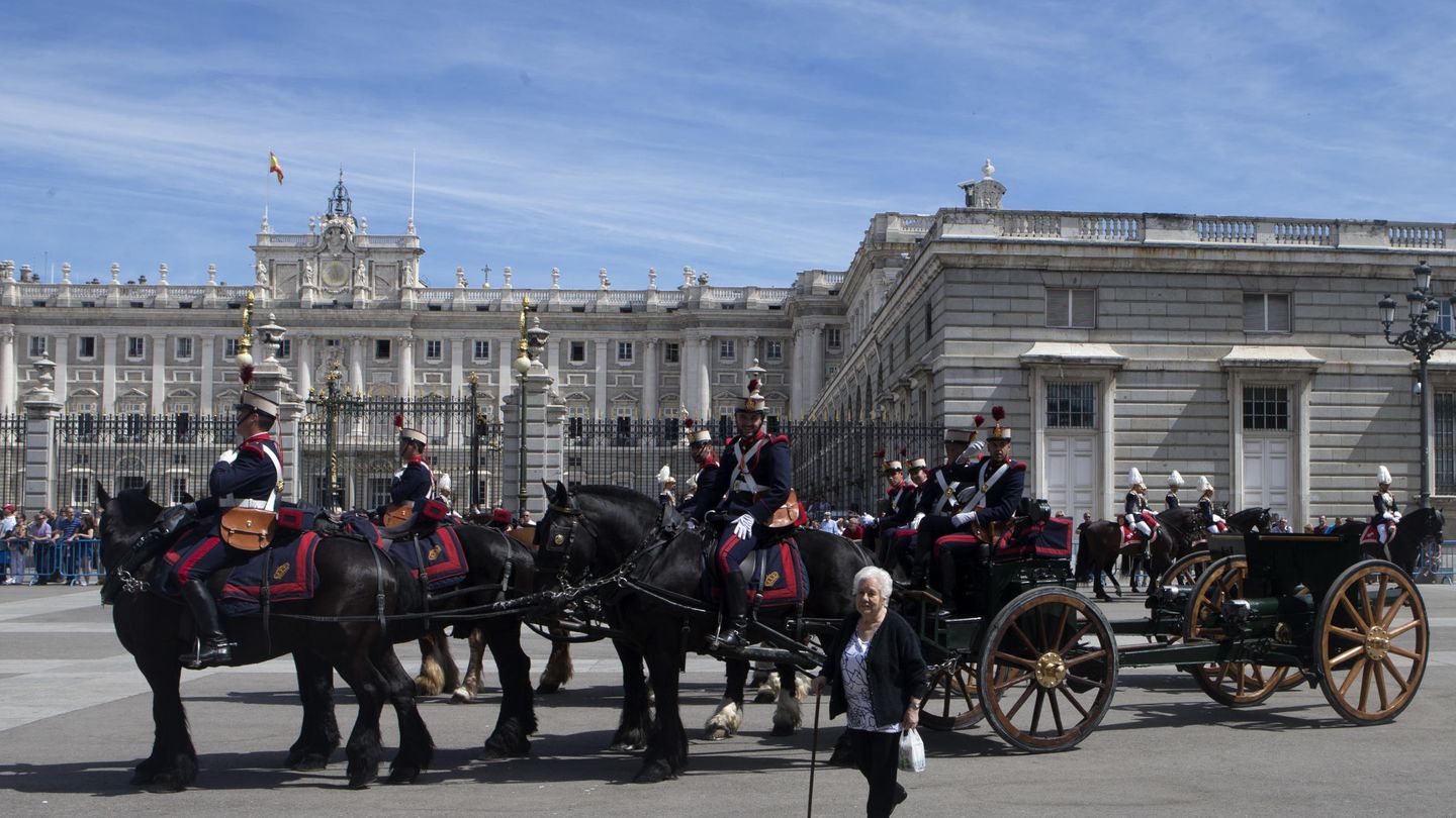 Cambio de guardia en el Palacio Real. (AP)
