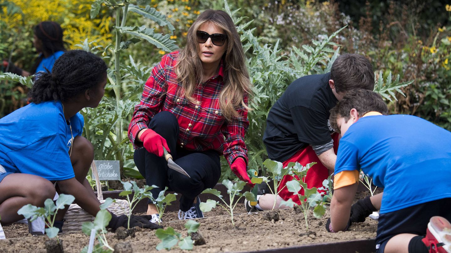 Melania Trump con su look de agricultora en la Casa Blanca. (Gtres)