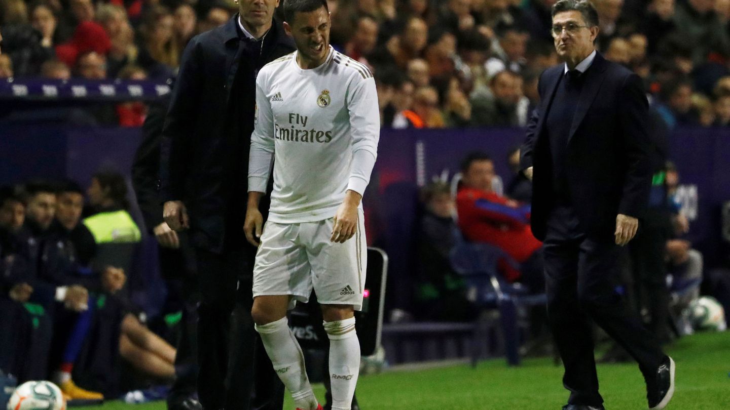 Zidane observa cómo Hazard se marcha lesionado. (EFE)