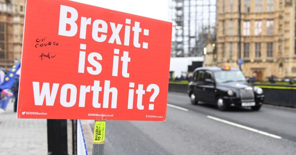 Foto: Un cartel en el que se lee 'Brexit: ¿merece la pena?', durante una manifestación en contra del Brexit junto al Parlamento británico este lunes. (EFE)
