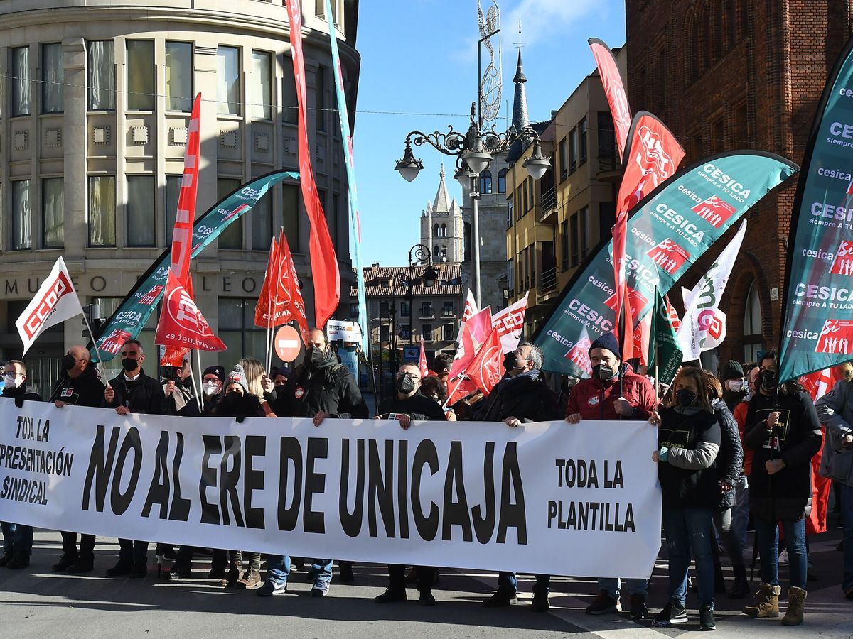 Foto: Manifestación de trabajadores de Unicaja. (EFE/J. Casares)