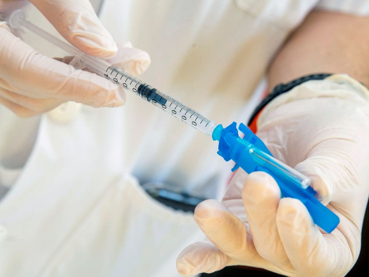Foto: Una sanitaria prepara una dosis de vacuna Moderna contra el covid-19. (EFE)