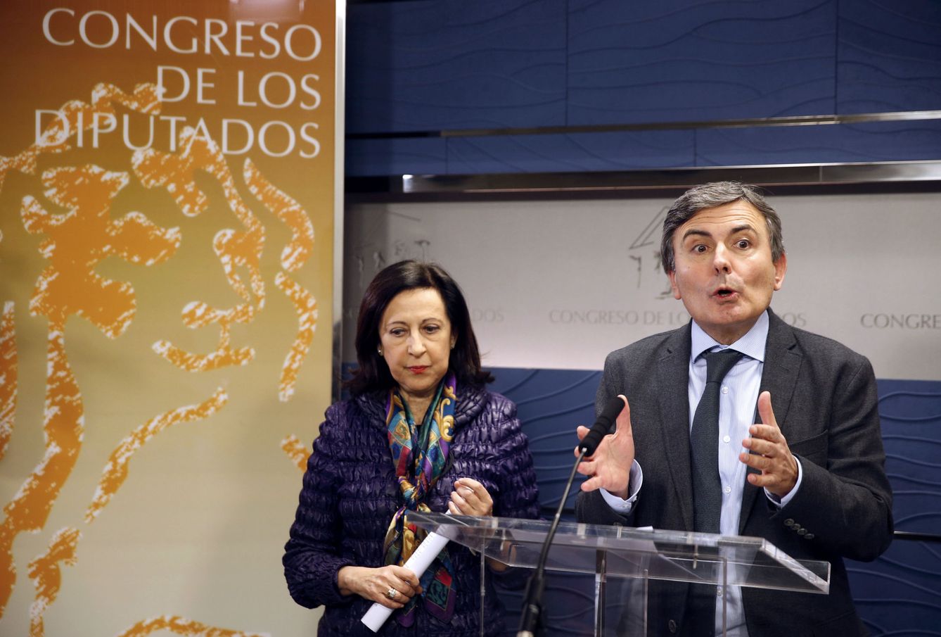 El portavoz de Economía del PSOE, Pedro Saura (d), junto a la diputada socialista Margarita Robles (i).
