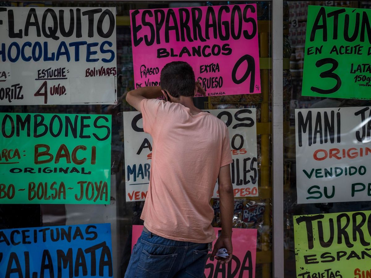 Foto: Un hombre observa los precios en una tienda de Caracas. (EFE/Miguel Gutiérrez)