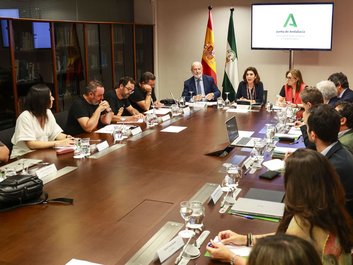 Foto: Rocío Blanco mantiene una reunión con directivos de Acerinox Europa y representantes del comité de empresa (Sevilla)