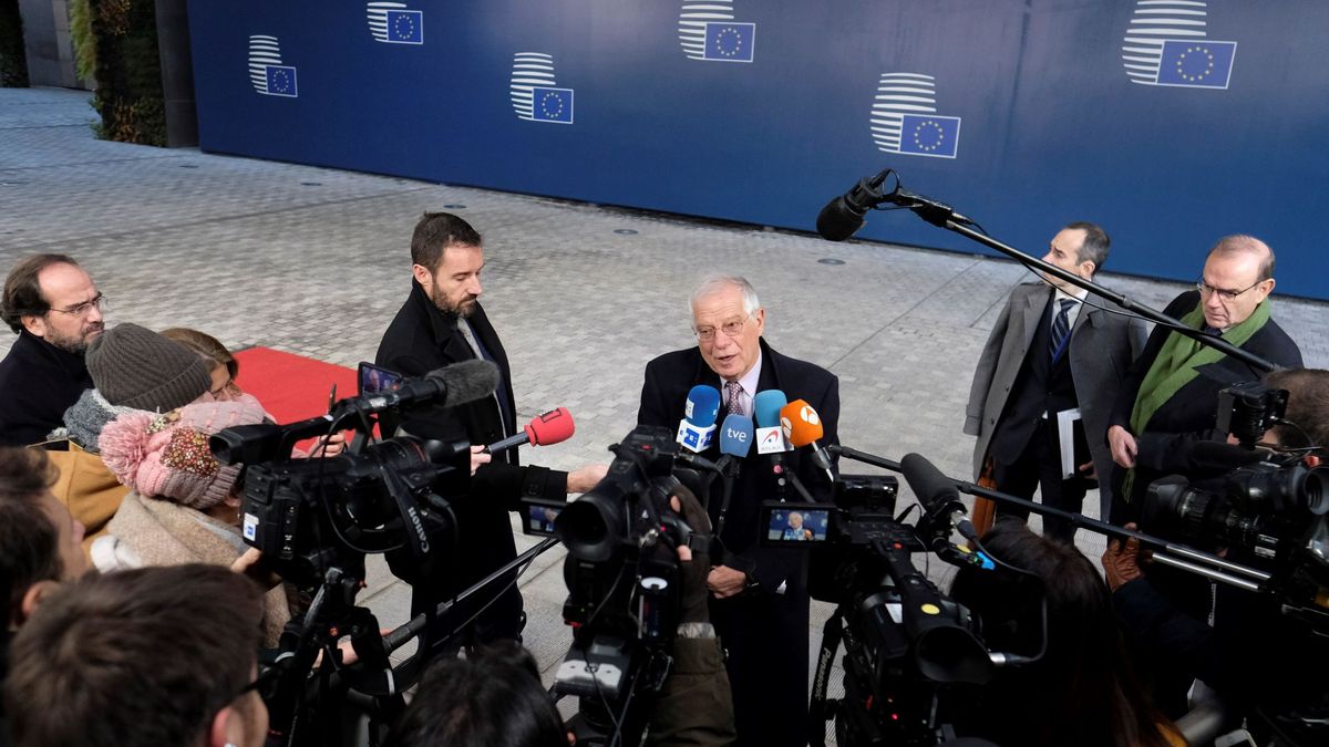 Borrell rompe la tradición y no dimitirá para liderar la campaña de las europeas