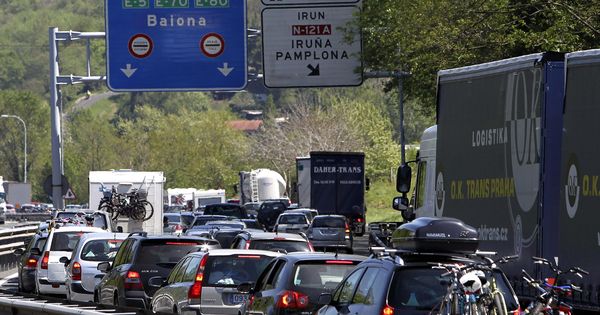 Foto: Retenciones en la autopista A-8 en sentido Francia. (EFE)