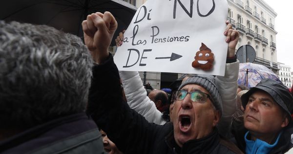 Foto: Jubilados, en el centro de Madrid, protestan por unas pensiones dignas. (EFE)