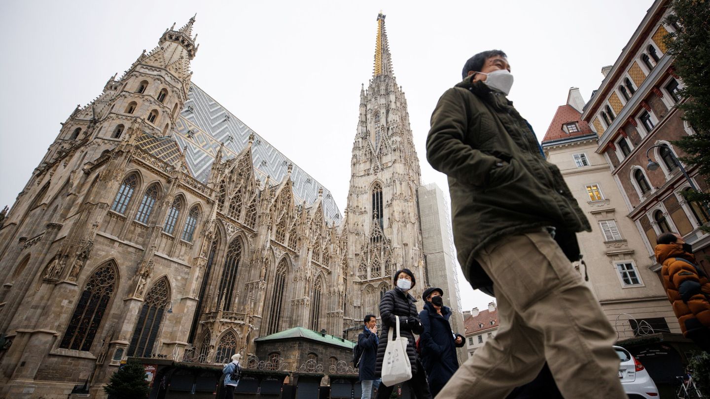 Gente caminando frente a la catedral de St. Stephen's en Viena, Austria. (Reuters/Lisi Niesner)