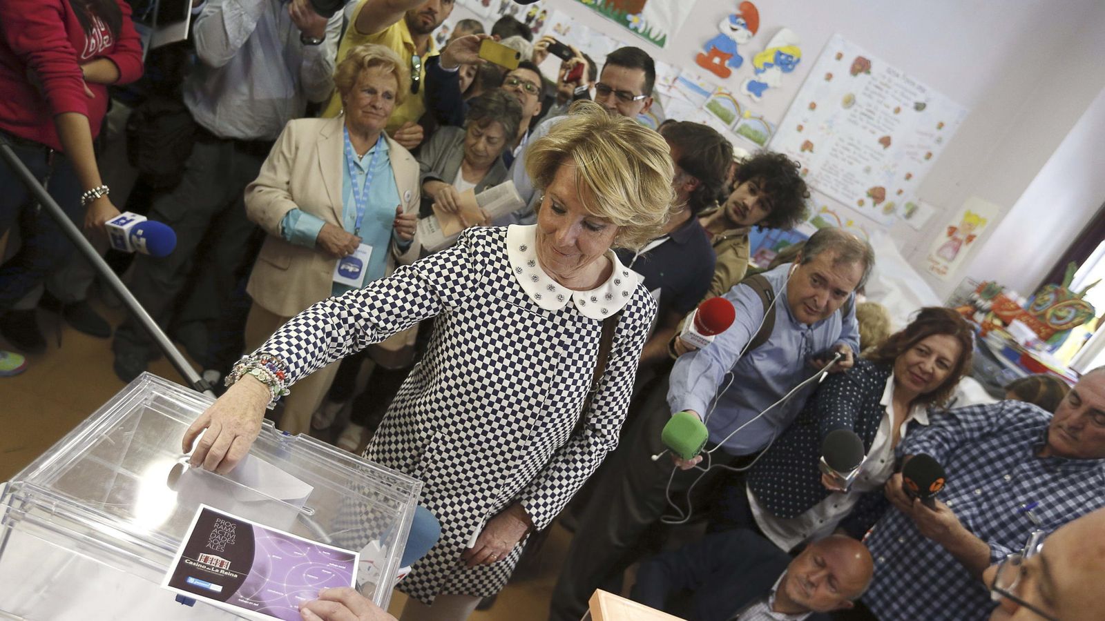 Foto: La presidenta del Partido Popular de Madrid, Esperanza Aguirre, vota en las elecciones del domingo. (EFE)