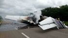 Un avión del narcotráfico se incendia al aterrizar en una carretera en México